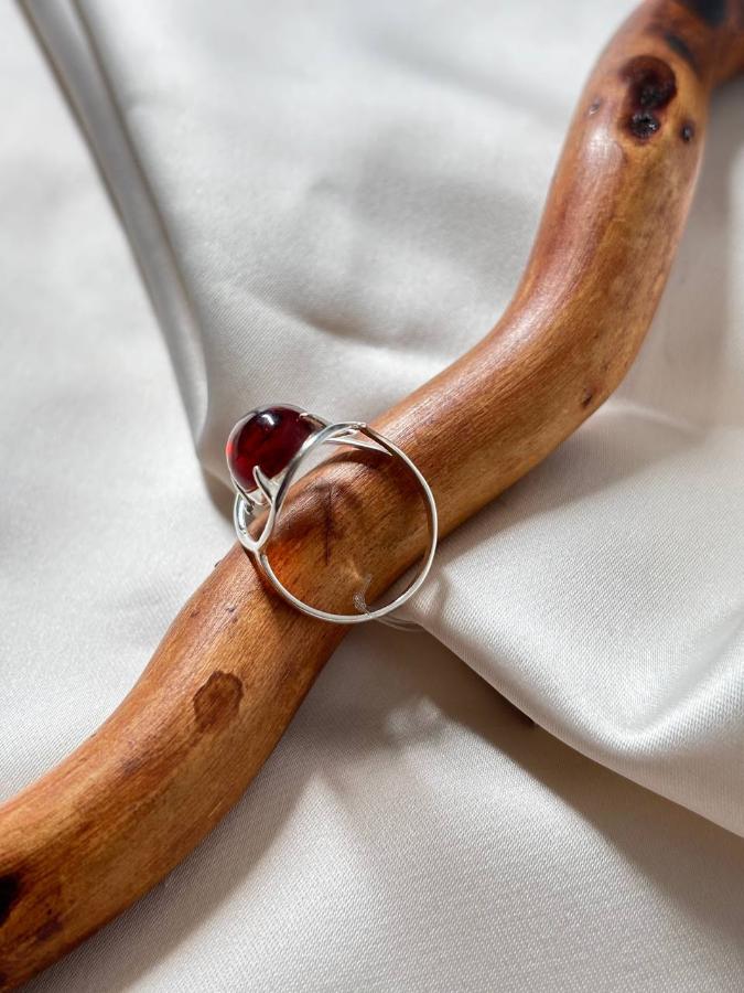 купить Кольцо из серебра с красным янтарем и фианитом , фото 2