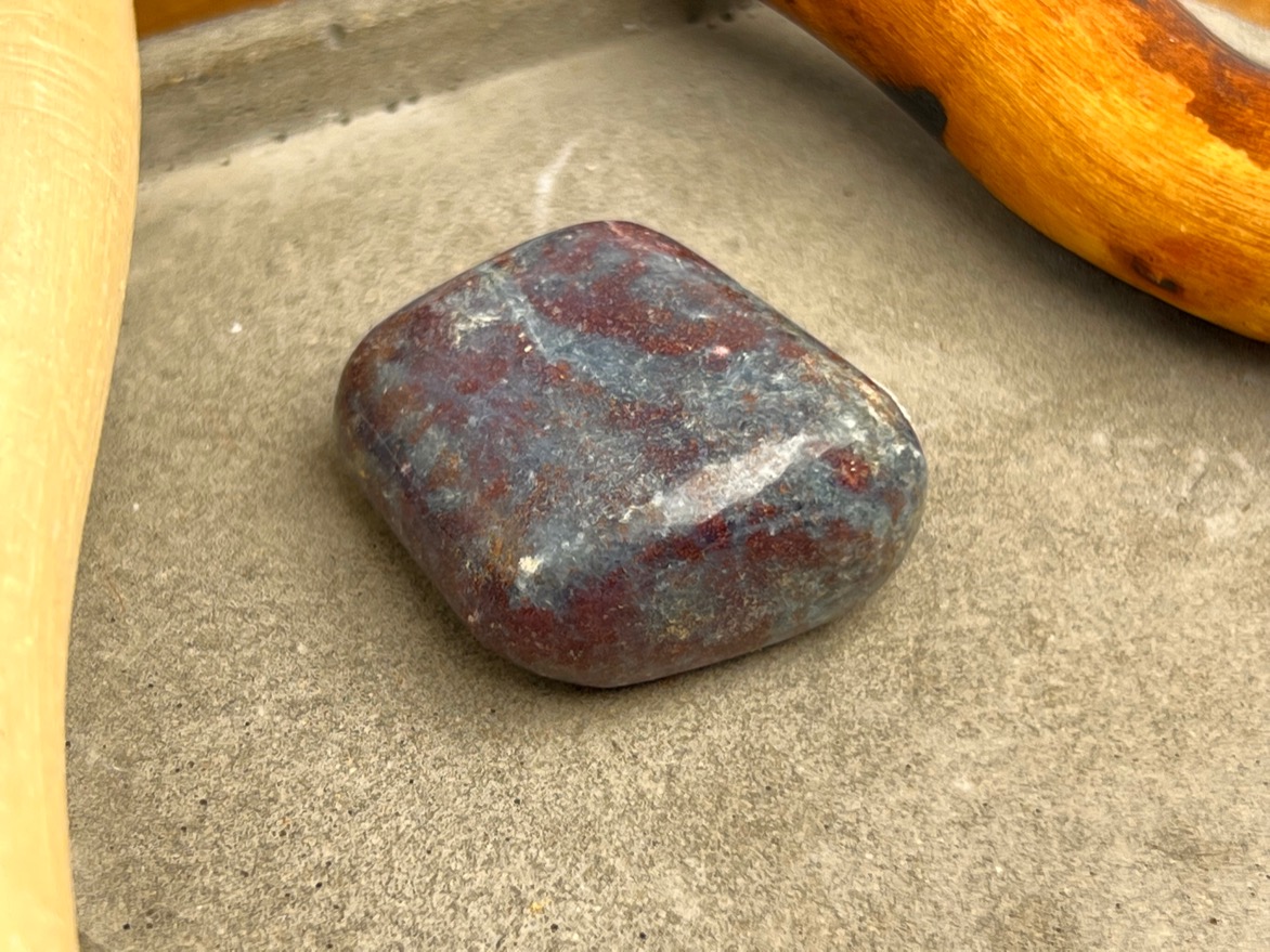 Корунд (рубин) с кианитом, полировка 1,5 х 2,6 х 2,8 см POL-0321, фото 1