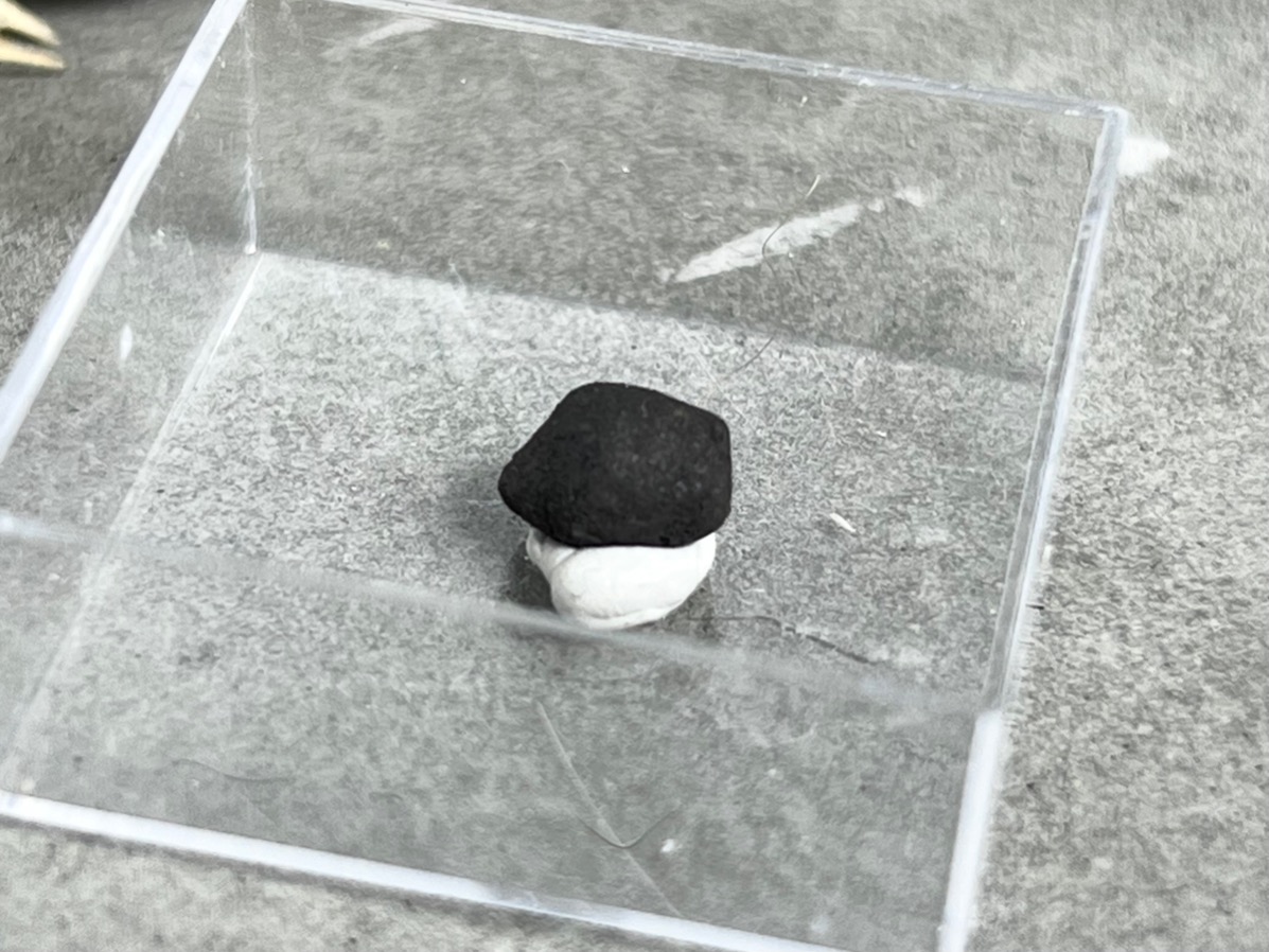 Метеорит каменный хондрит в пластиковом боксе MT-0023, фото 1