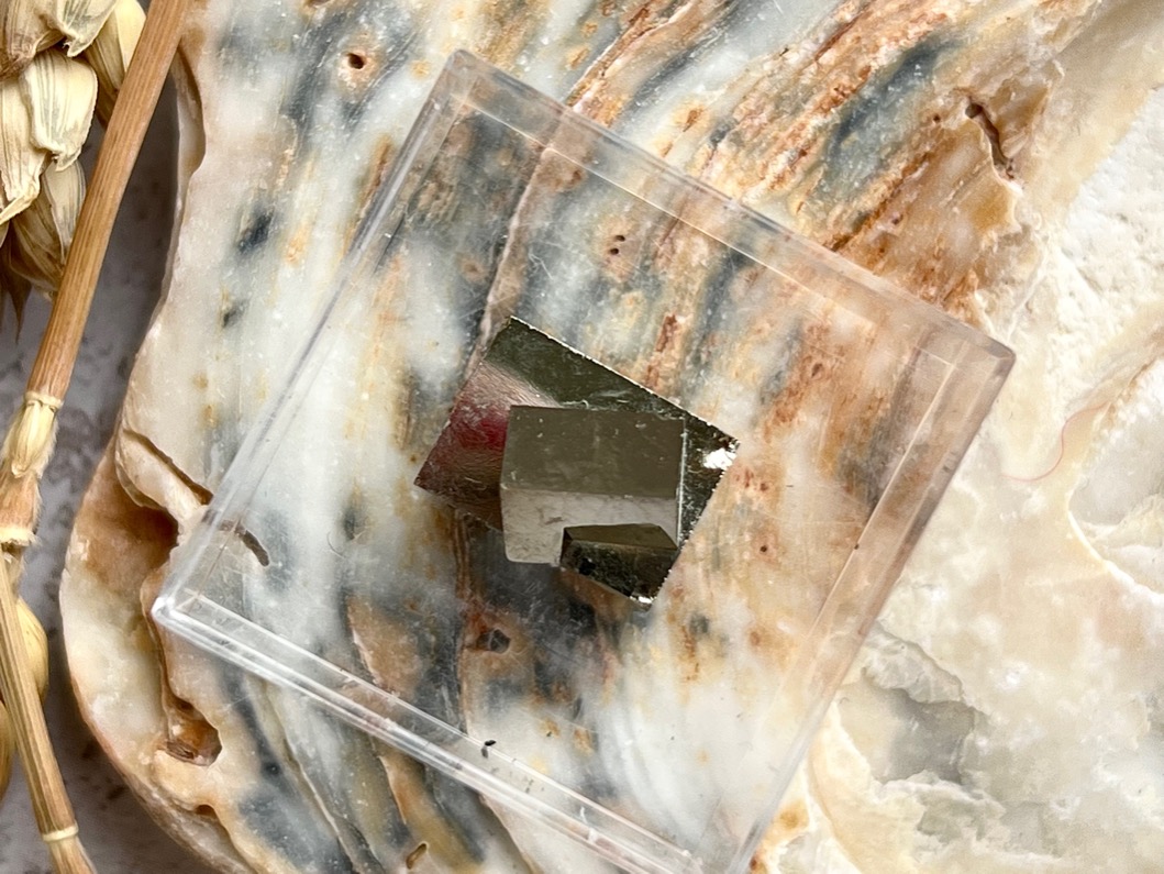 Образец пирита в пластиковом боксе OBM-0673, фото 4