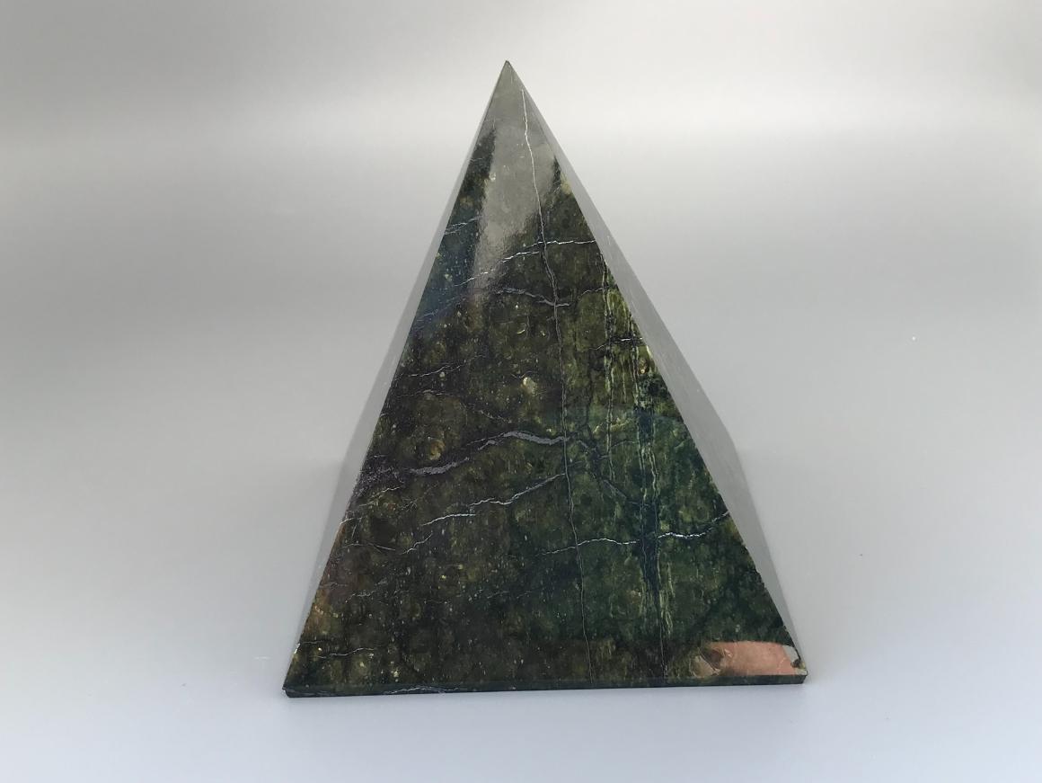 Пирамида из змеевика 10,5х9,4х9,4 см PR-0010, фото 1