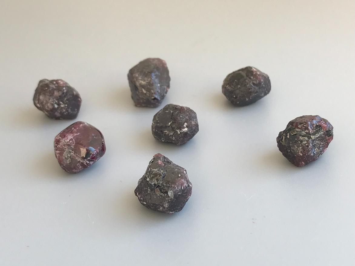 Гранат (альмандин), кристалл 1,5х1,2х1,6 см GAL-0071, фото 2