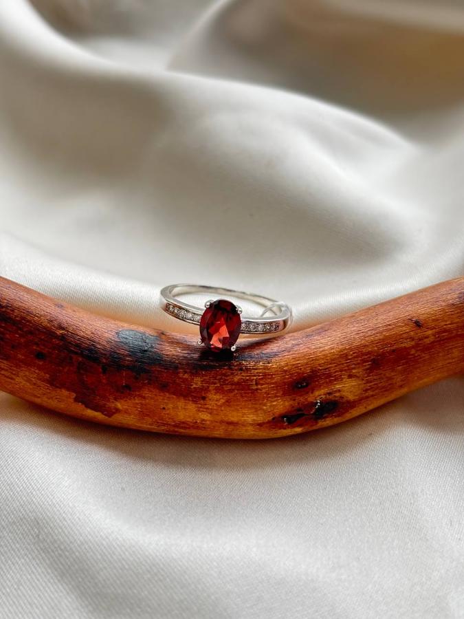 купить Кольцо из серебра с гранатом и фианитами  , фото 2