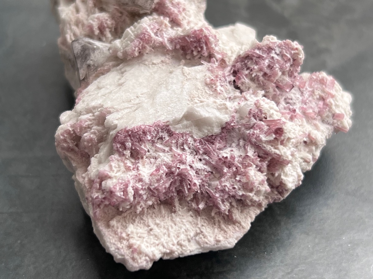 Рубеллит (красный турмалин), дымчатый кварц, альбит, 8 х 5,7 х 4 см  OBM-0344, фото 1