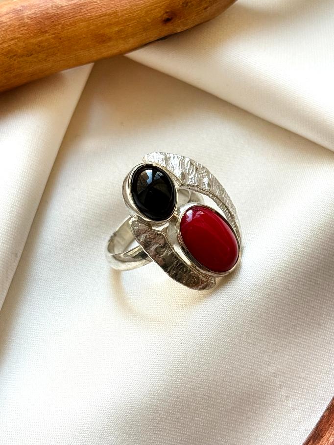 купить Кольцо из серебра с кораллом и обсидианом,17 размер , фото 1