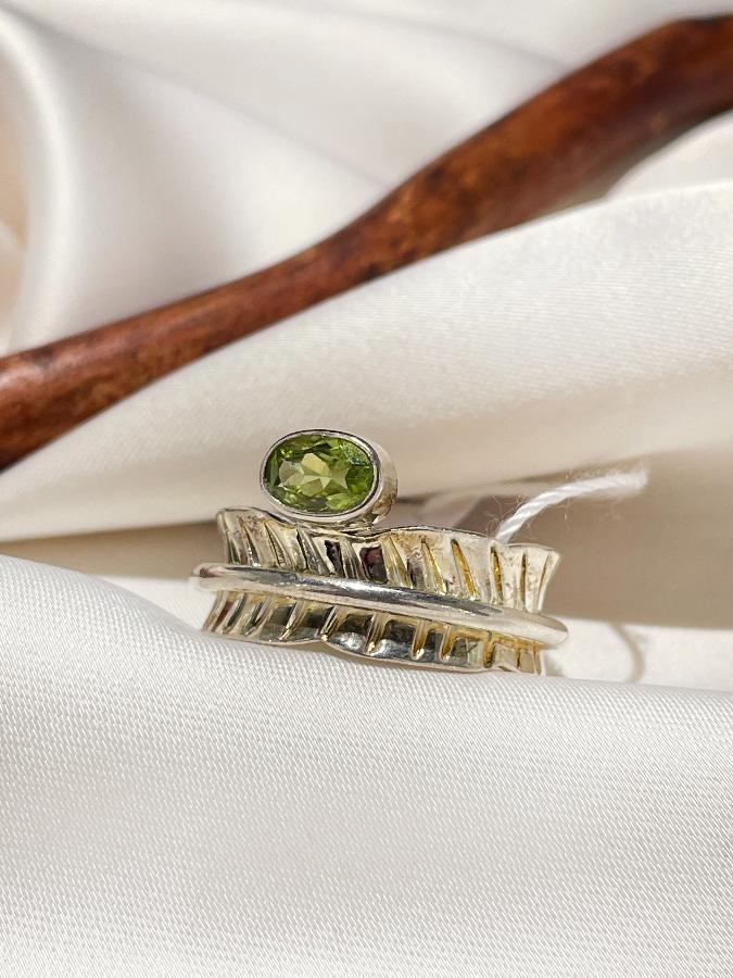 купить Кольцо из серебра с хризолитом,19,8 размер , фото 2