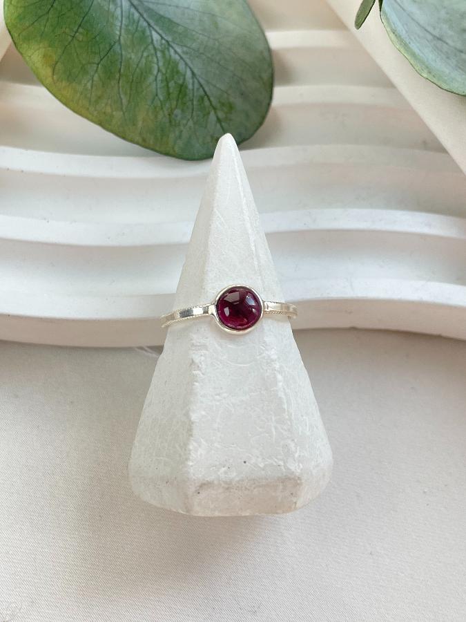 купить Кольцо из серебра с гранатом, 16,5 размер , фото 2