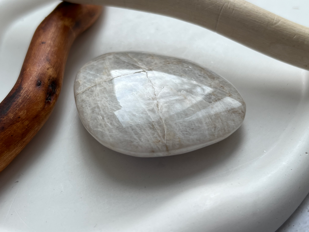 Беломорит (лунный камень) полировка, 5,6 х 5,4 х 1,4 см  POL-0150, фото 1