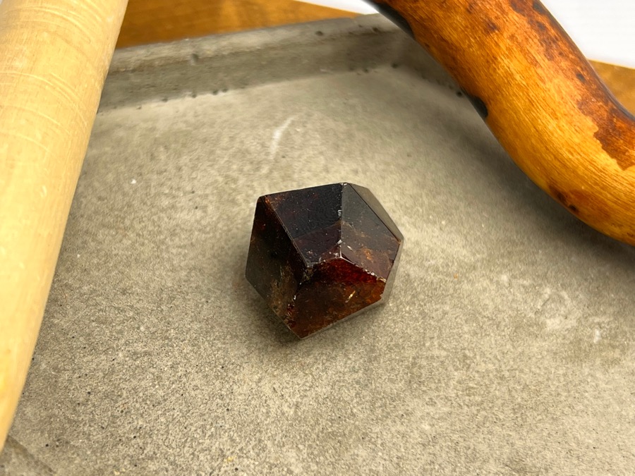 Альмандин (гранат), полировка 1,7 х 1,9 х 2,4 см POL-0342, фото 1
