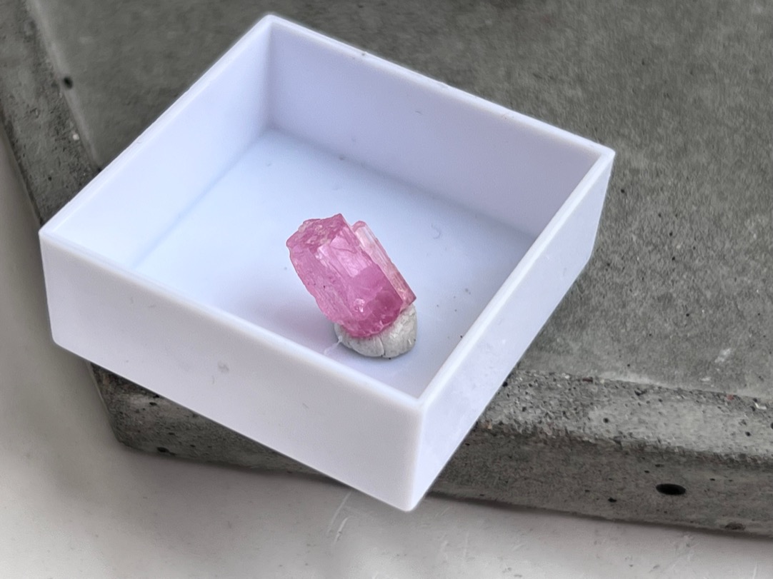 Образец розового турмалина (рубеллит) в пластиковом боксе OBM-0786, фото 1