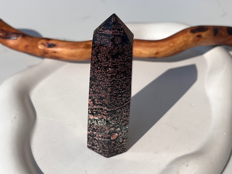 Столбик (обелиск) из чёрной яшмы, 2,9 х 2,9 х 8,8 см ST-0236, фото 1