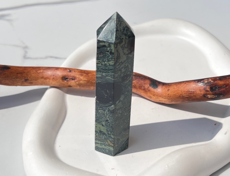 Столбик (обелиск) из крокодиловой яшмы, 2,3 х 2,8 х 9,3 см ST-0218, фото 1