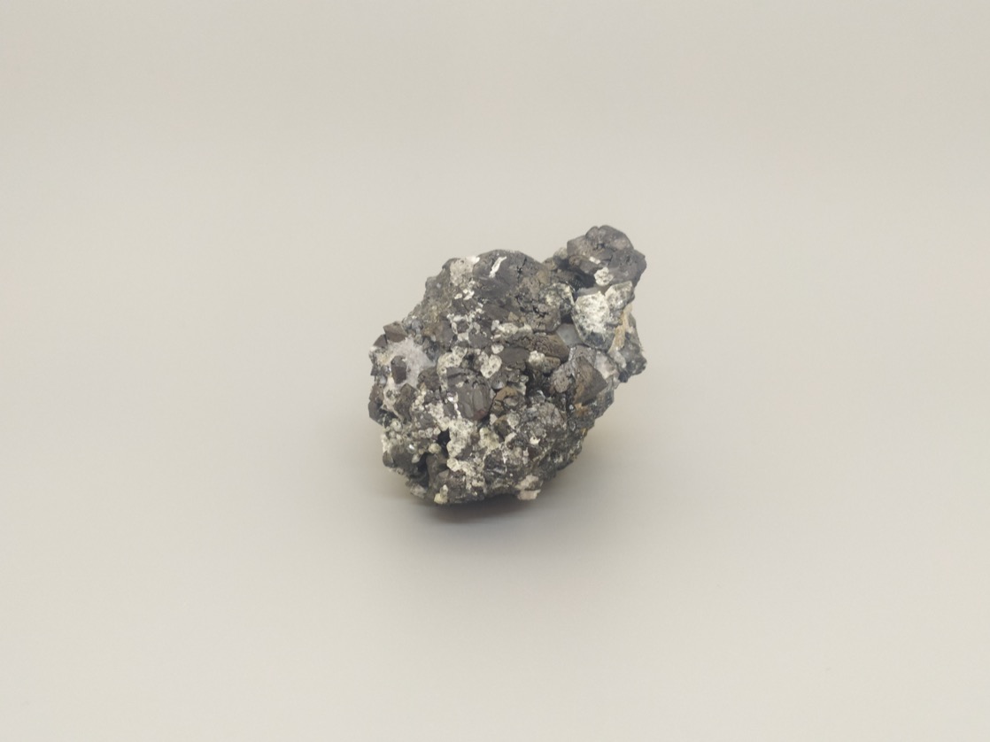 Магнетит, сросток кристаллов 4,3х4,4х4,8 см 2020064, фото 3