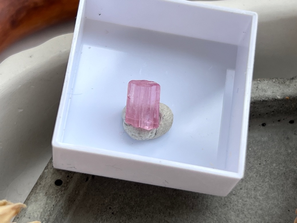 Образец розового турмалина (рубеллит) в пластиковом боксе OBM-0785, фото 3