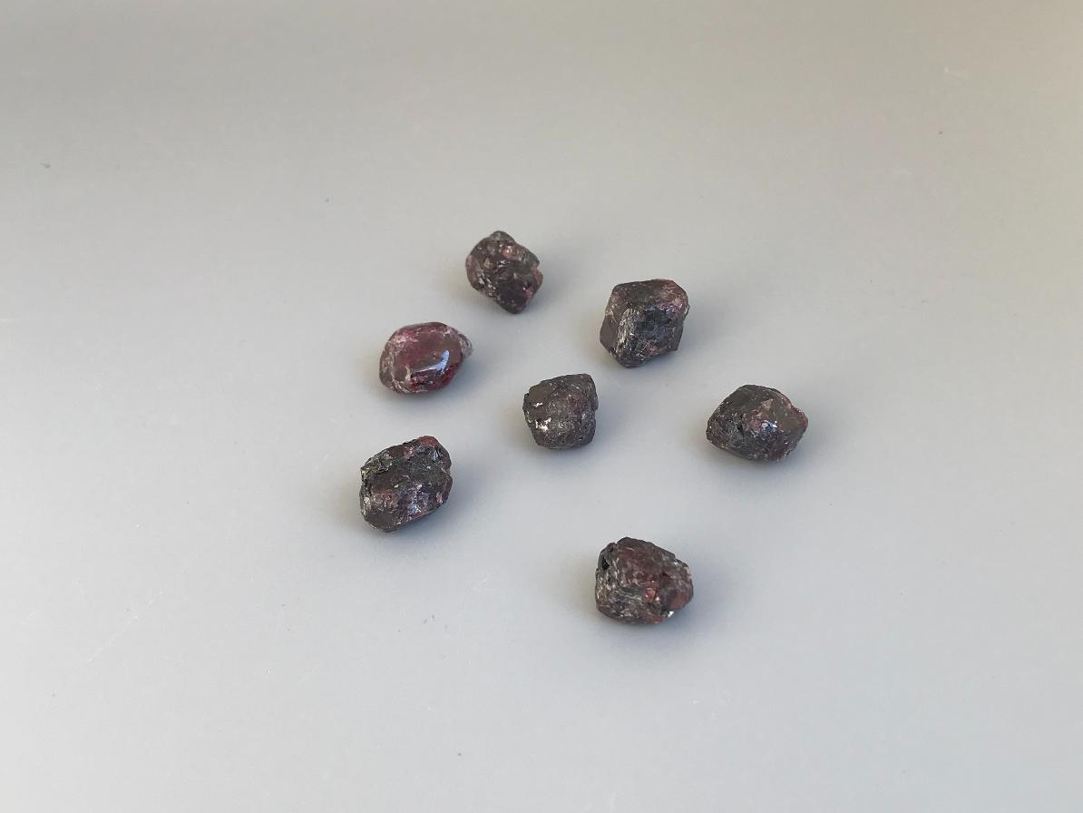 Гранат (альмандин), кристалл 1,5х1,2х1,6 см GAL-0071, фото 1