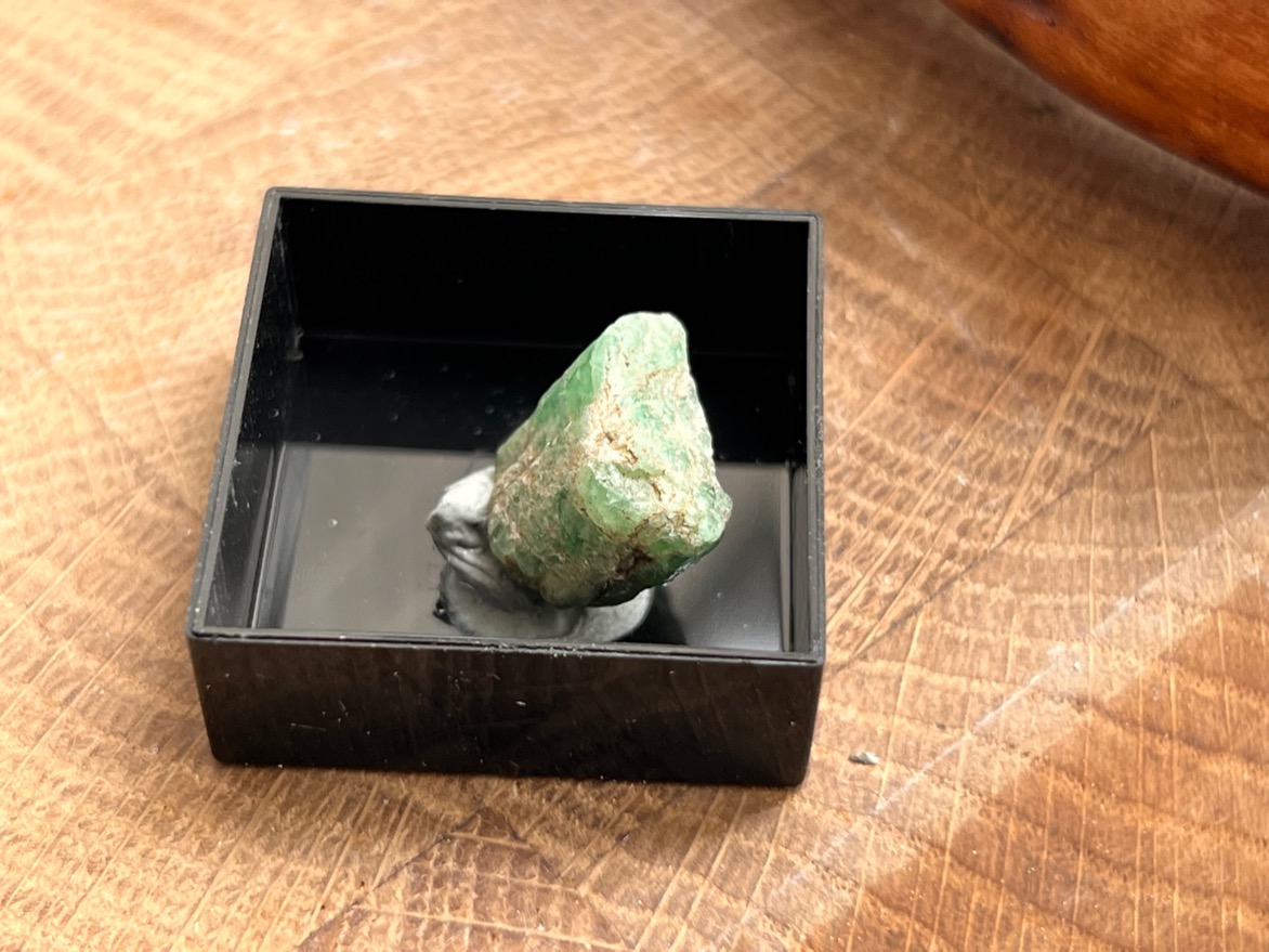 Образец зелёного берилла (изумруд) в пластиковом боксе OBM-0984, фото 4