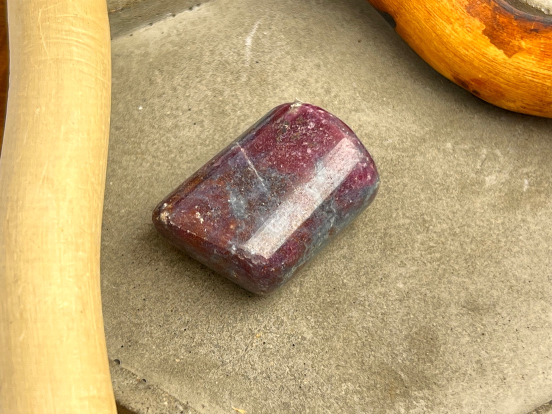 Корунд (рубин) с кианитом, полировка 1,7 х 2,2 х 3 см POL-0320, фото 1