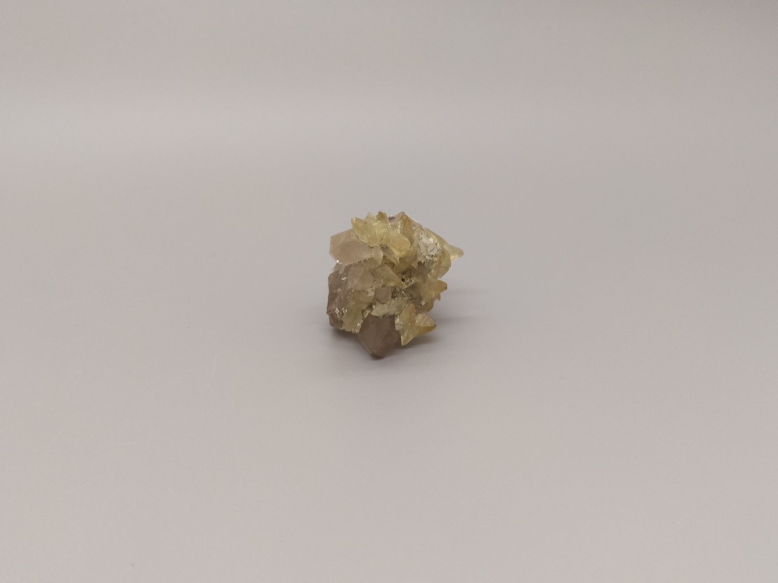 Кварц, кальцит с пиритом, сросток кристаллов 2,7х2,7х3,0 см 2020136, фото 1