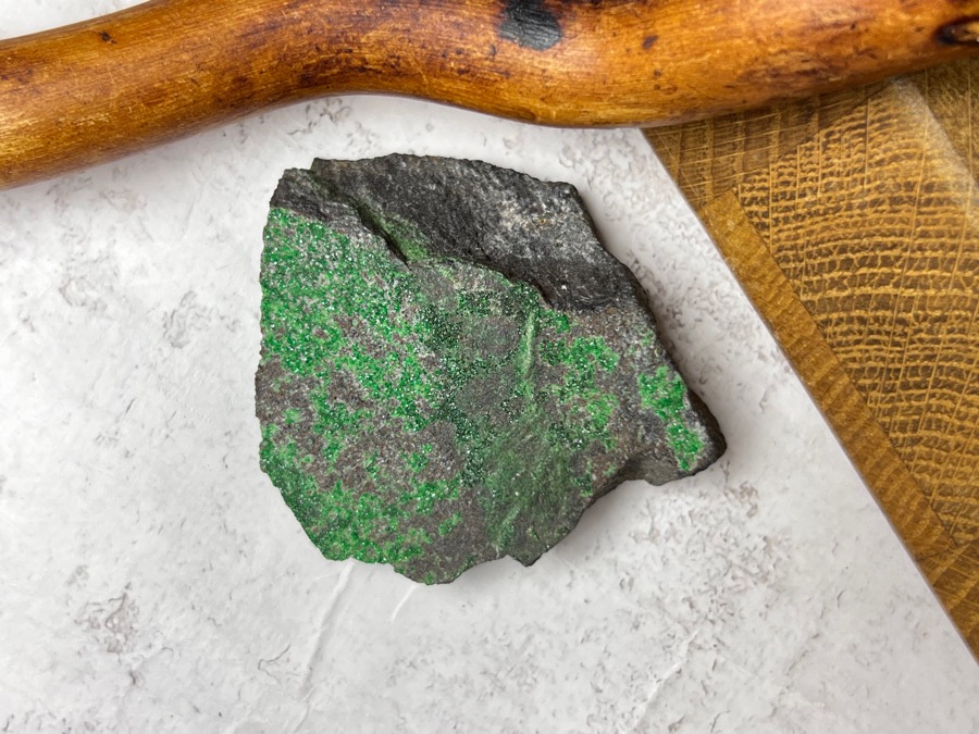 Уваровит (зелёный гранат), 1,3 х 4,7 х 5 см OBM-1428, фото 1