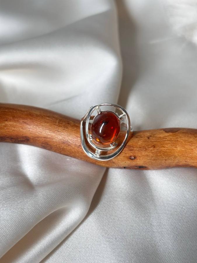 купить Кольцо из серебра с красным янтарем и фианитом , фото 1