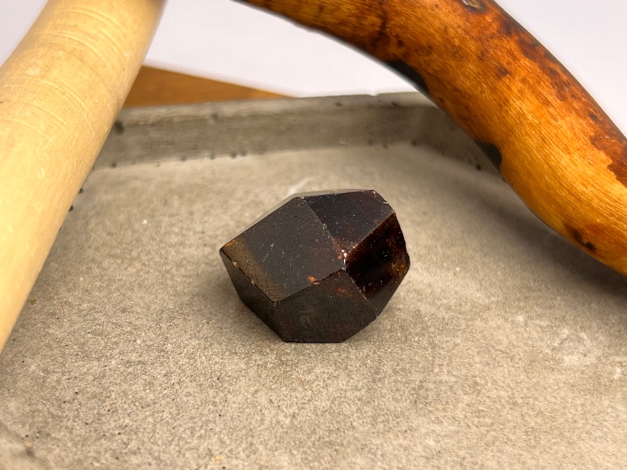 Альмандин (гранат), полировка 1,7 х 1,9 х 2,4 см POL-0342, фото 4