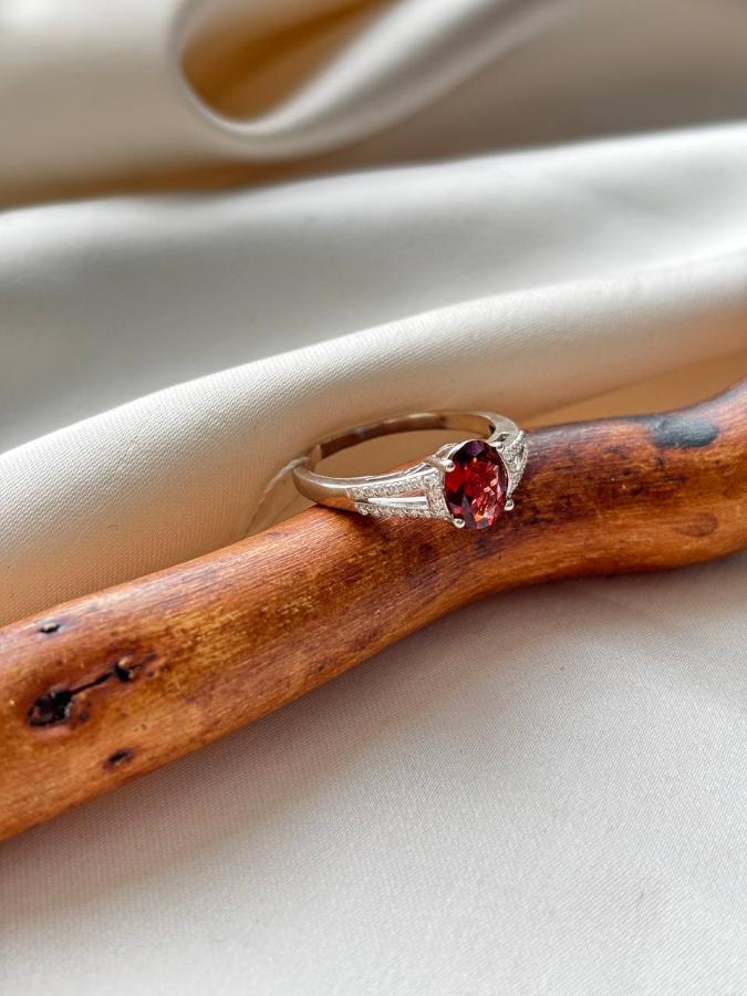 купить Кольцо из серебра с гранатом и фианитами  , фото 1