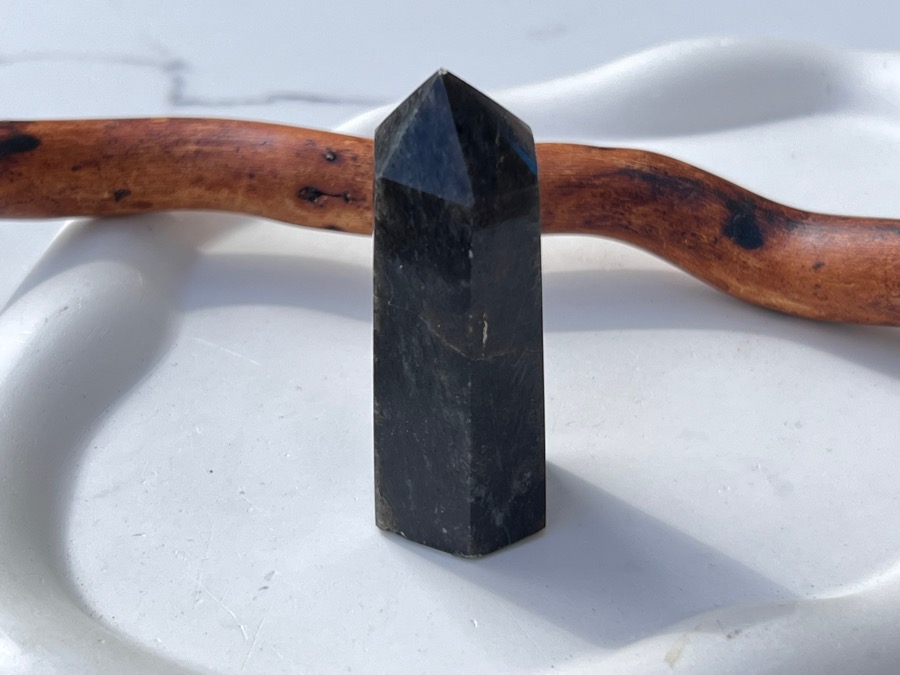 Столбик (обелиск) из нуумита (антофиллит), 2,3 х 2,8 х 6,2 см ST-0225, фото 1