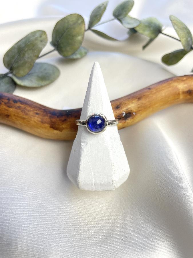 купить Кольцо из серебра с сапфиром (синий корунд), 15,5 размер , фото 2