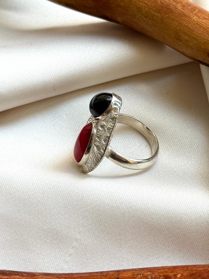 купить Кольцо из серебра с кораллом и обсидианом,17 размер , фото 3