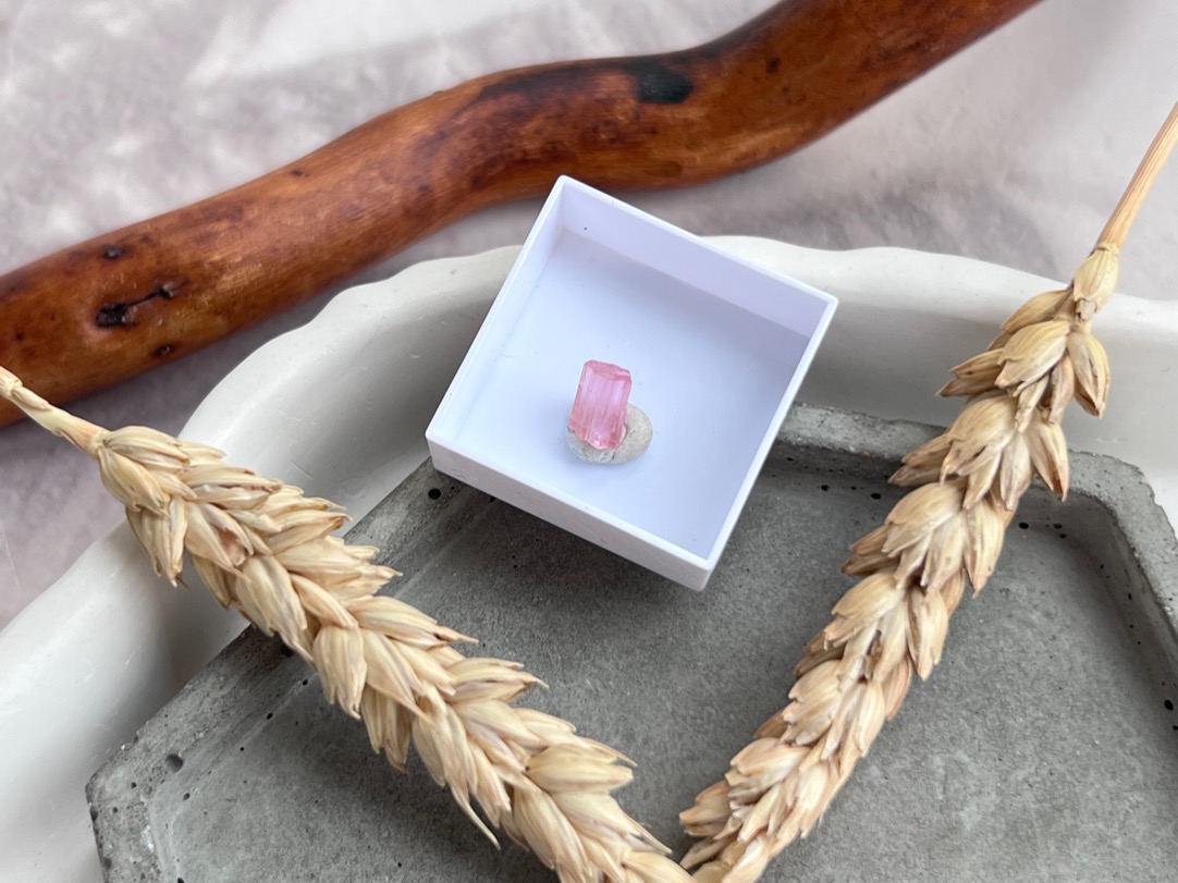 Образец розового турмалина (рубеллит) в пластиковом боксе OBM-0785, фото 2