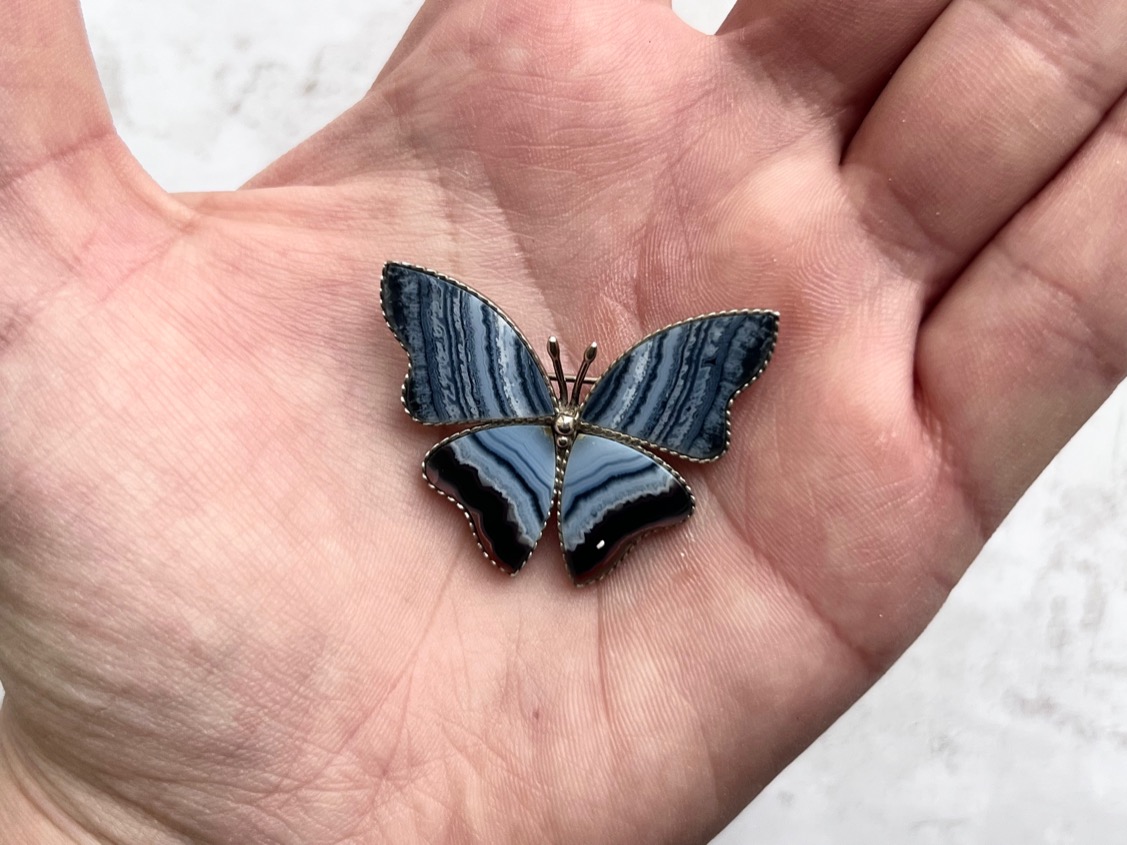 Купить Брошь бабочка с голубым агатом от магазина В Мире Самоцветов