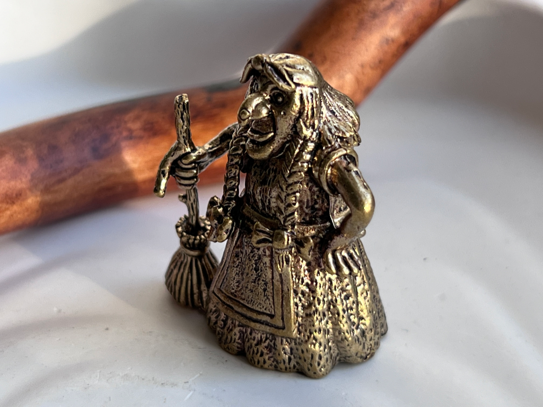Колокольчик в виде бабы Яги из бронзы  FGB-0108, фото 4