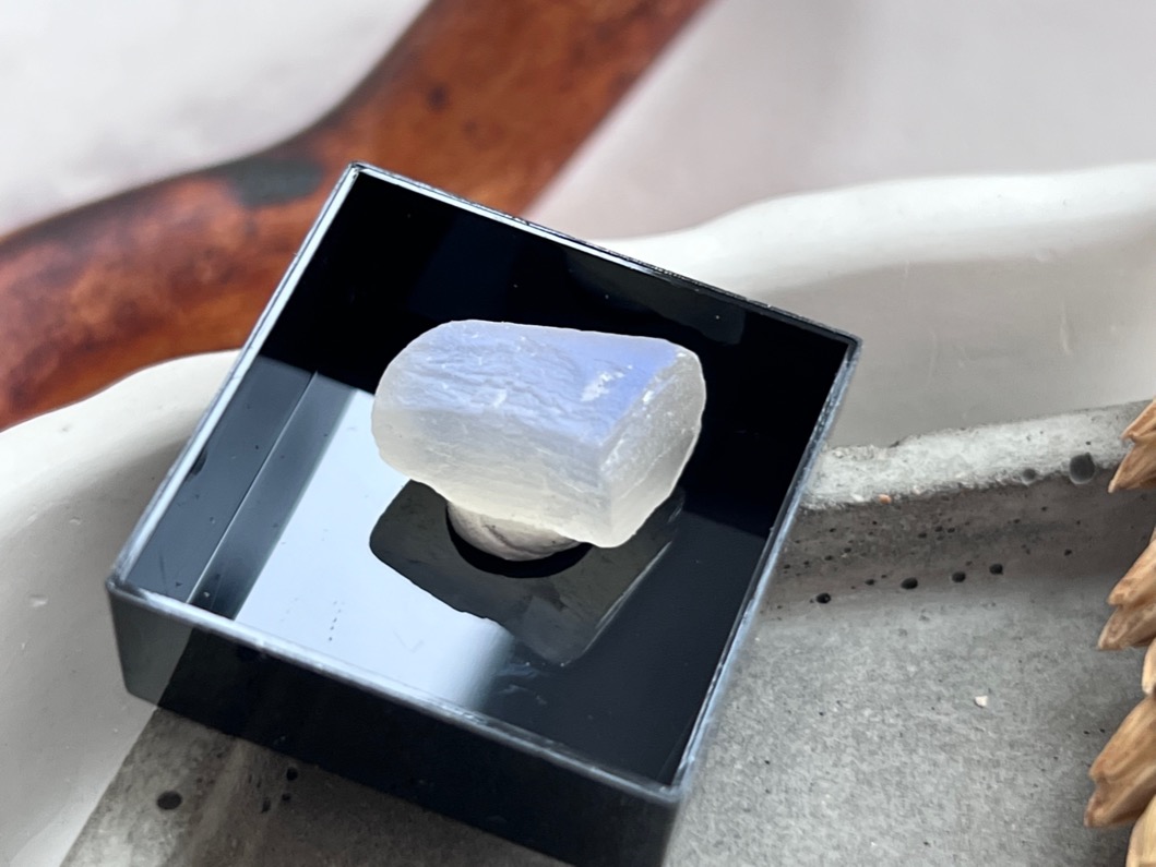 Образец лунного камня в пластиковом боксе OBM-0781, фото 1