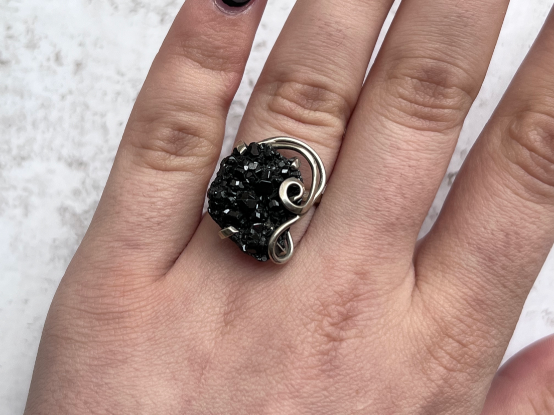Купить Кольцо с меланитом (чёрный гранат), 18,25 размер от магазина В Мире Самоцветов
