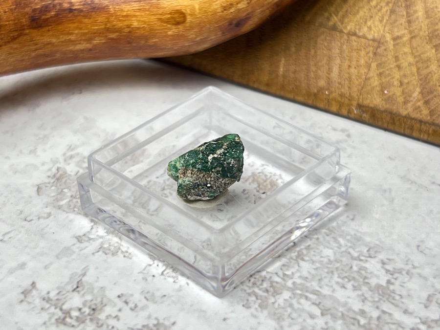 Образец зелёного берилла (изумруд) в пластиковом боксе OBM-1319, фото 3