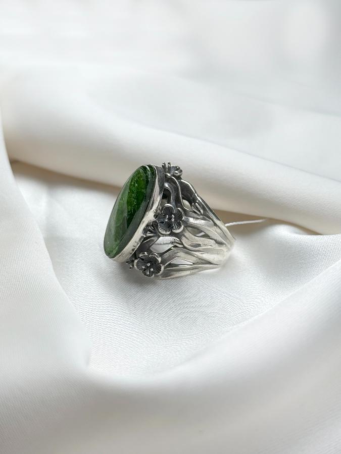 купить Кольцо из серебра с хромдиопсидом, 18 размер , фото 2
