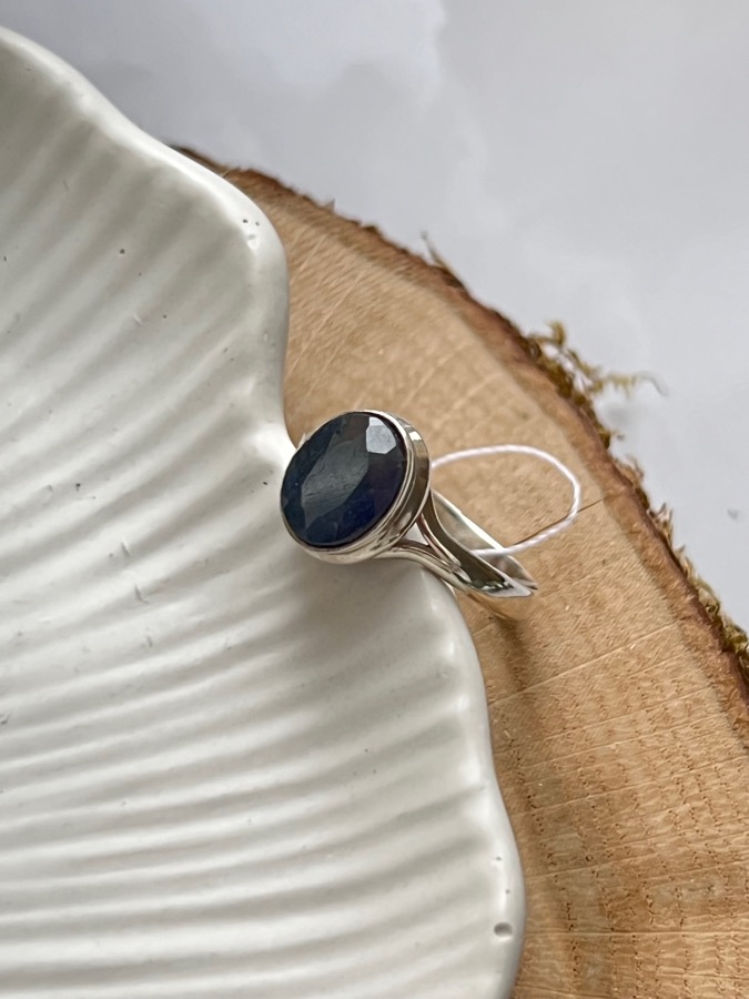 Кольцо из серебра с сапфиром (синий корунд) в огранке, 18,25 размер KL-1055, фото 1