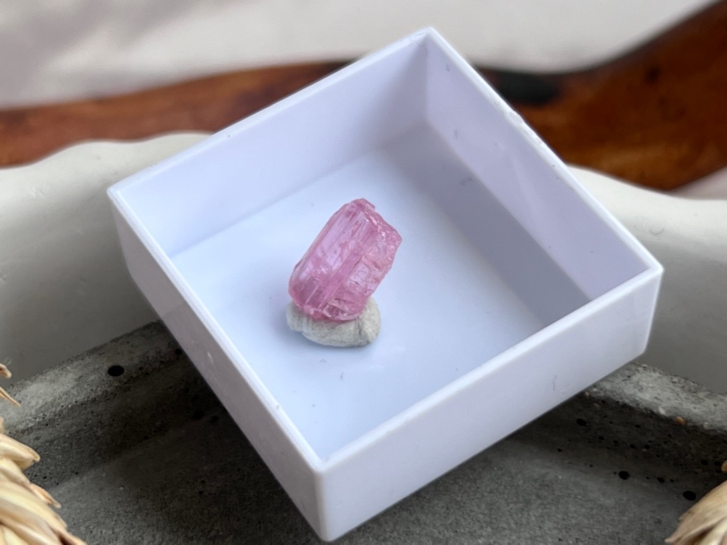 Образец розового турмалина (рубеллит) в пластиковом боксе OBM-0787, фото 1
