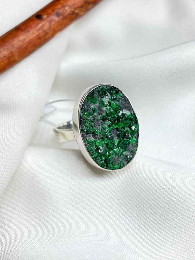 купить Кольцо из серебра с уваровитом, 20 размер , фото 3