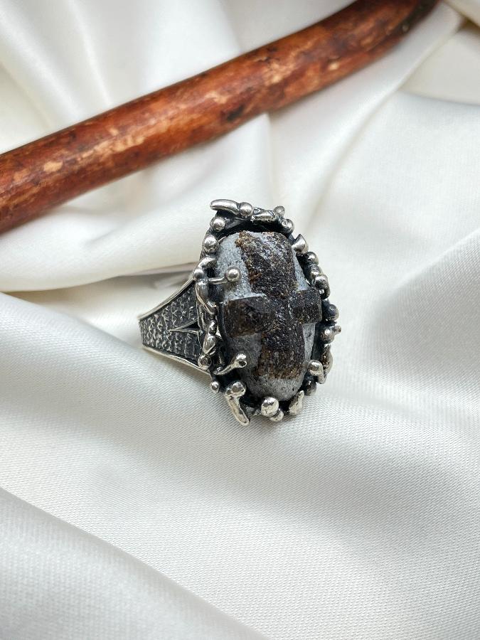 купить Кольцо из серебра с ставролитом,19,5 размер , фото 3