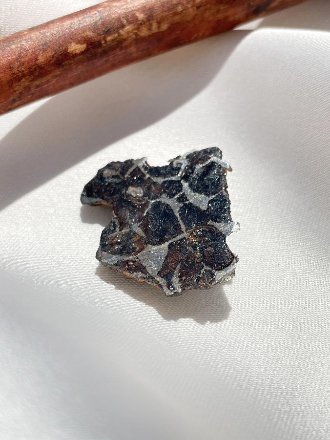 Метеорит, 2 х 2,2 х 0,4 см MT-0052, фото 2