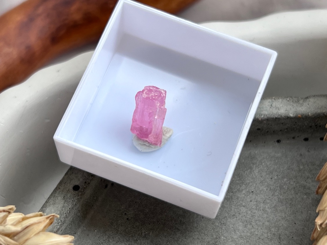 Образец розового турмалина (рубеллит) в пластиковом боксе OBM-0786, фото 3