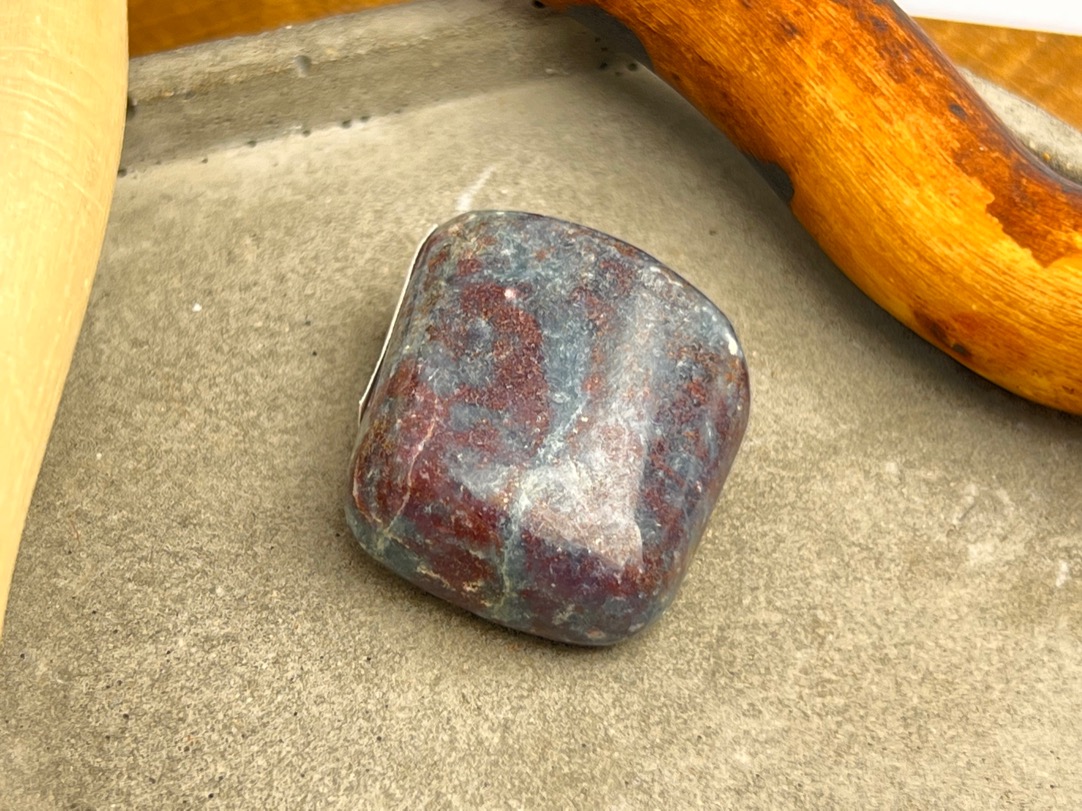 Корунд (рубин) с кианитом, полировка 1,5 х 2,6 х 2,8 см POL-0321, фото 4