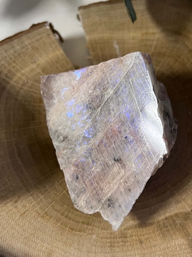 Беломорит (лунный камень), полированный срез 2,5 х 4 х 5,5 см SK-0136, фото 1