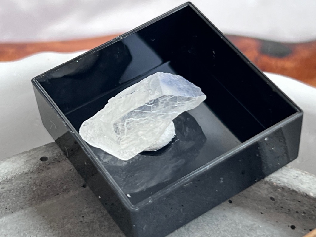 Образец лунного камня в пластиковом боксе OBM-0780, фото 1