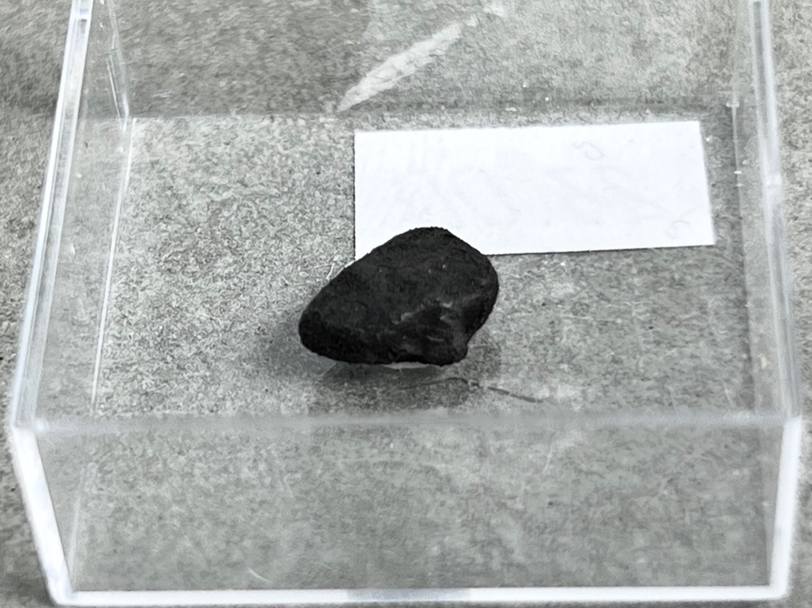 Метеорит каменный хондрит в пластиковом боксе MT-0022, фото 1