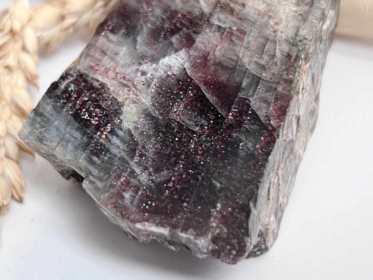 Солнечный камень(гелиолит), гематит, гетит, полировка 11,8 х 4,6 х 2,5 см  POL-0115, фото 1