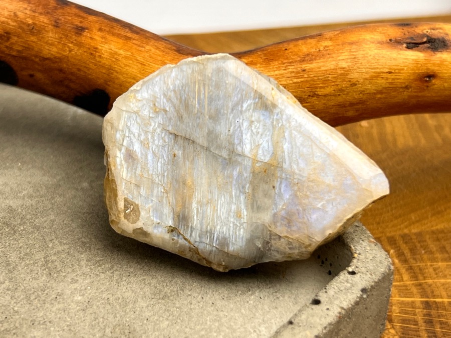 Лунный камень, полировка 1,1 х 3 х 4,4 см POL-0350, фото 1