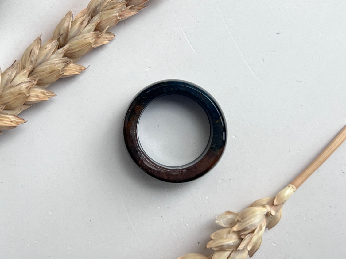 Купить Кольцо из тигрово-соколиного глаза, 17,5 размер от магазина В Мире Самоцветов
