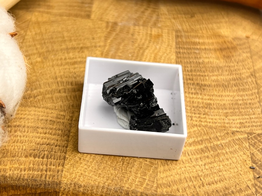 Образец шерла (чёрный турмалин) в пластиковом боксе OBM-1105, фото 4